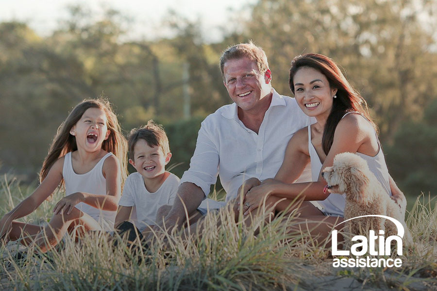 una familia sentada en el pasto 